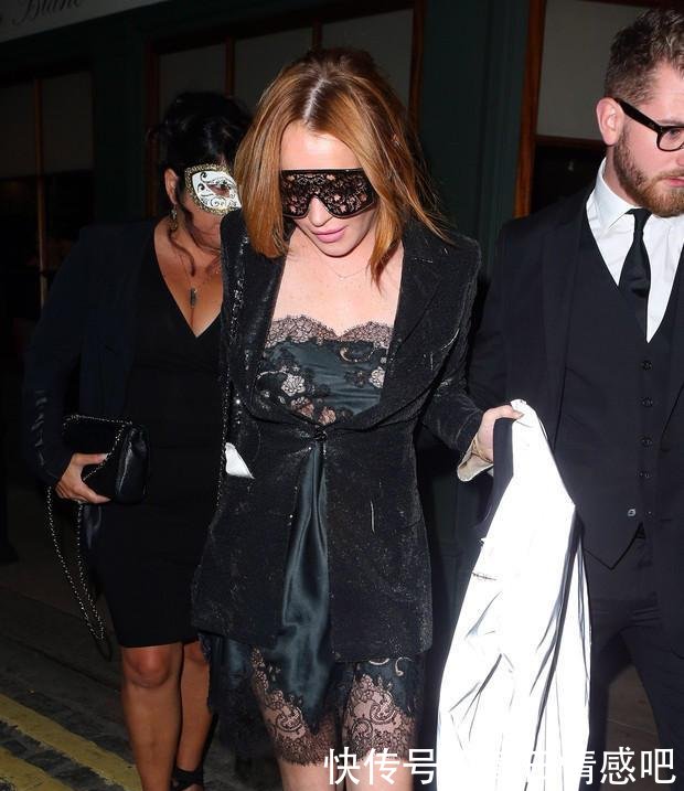 街拍图1史泰龙妻子,图2胸线尽显!图3打扮妩媚,女人味十足!