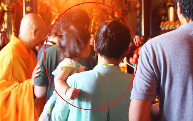 王大治妻女首次曝光 一家三口晋香祈福