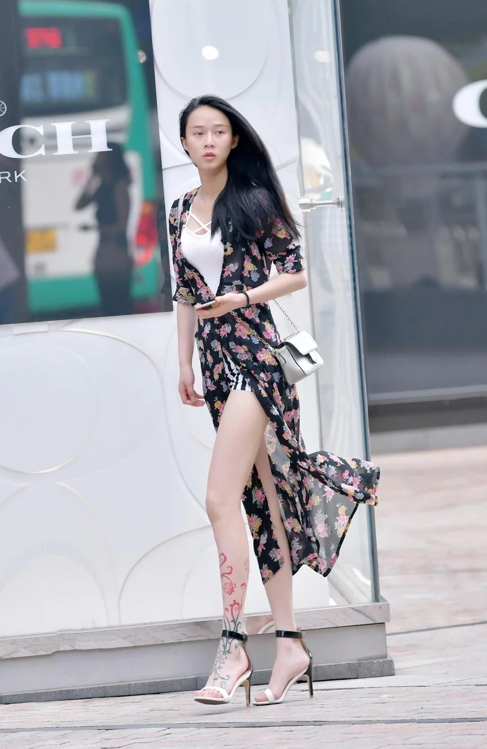街拍：一袭薄纱长裙的美女，小姐姐你这腿长的有点过分了啊