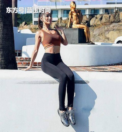 「看起来更」街拍:迷人靓丽的打底裤小姐姐,展现纯色简约范,更有气质