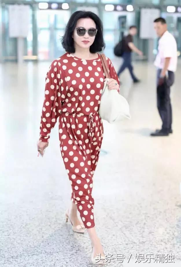 金星穿上5cm的猫跟鞋，女人味爆棚，43码的脚看成36码！