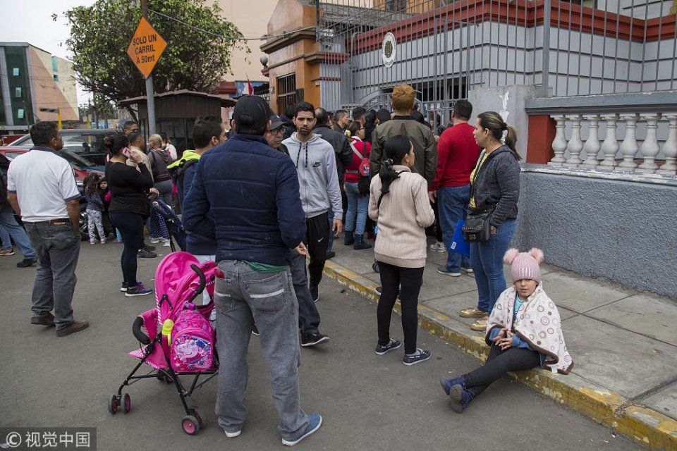 秘鲁出新政防止委内瑞拉难民涌入 委移民排队