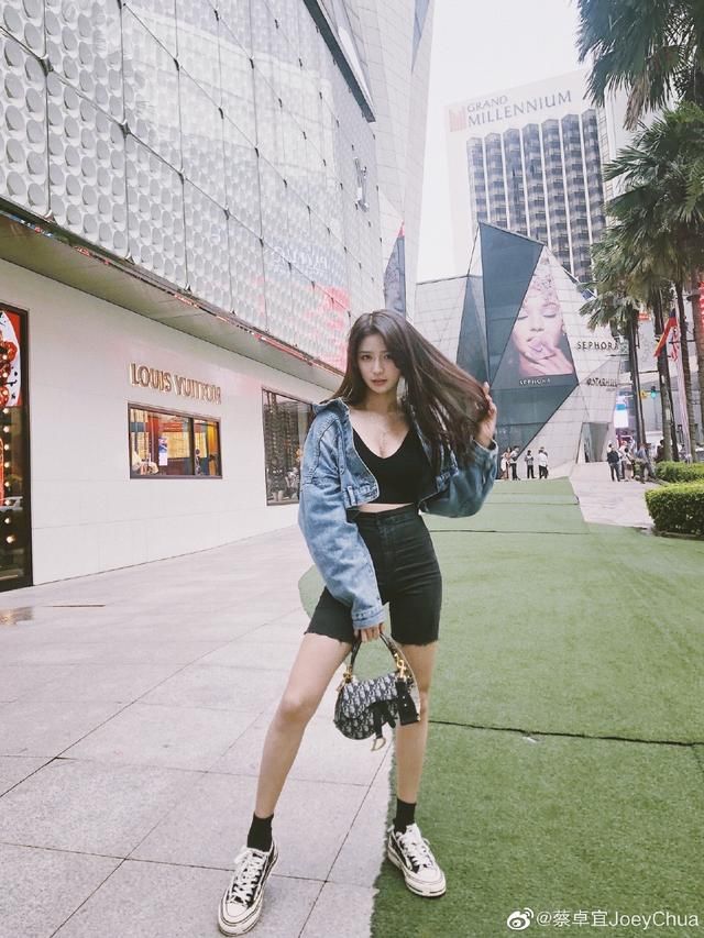  『小吊带』青你2“氧气甜心”蔡卓宜，教科书式穿搭超吸晴，简约又有气质