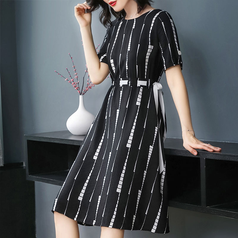 媳妇70后，说穿长裤太土，上班都穿美美连衣裙，天天不重样