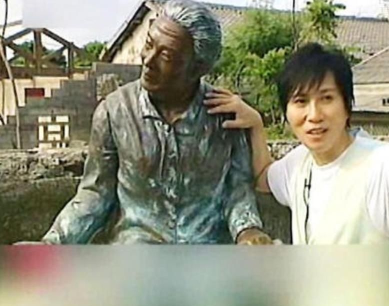 [费玉清]他春晚挤走费玉清，凭一首歌火40年挣9亿，去世后还给家乡带来上亿元