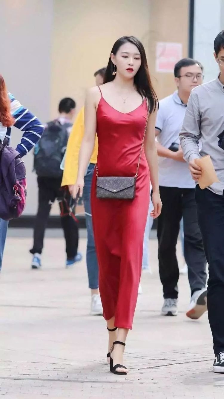 气质|街拍:时尚优雅的美女,彰显高贵气质,女人味十足