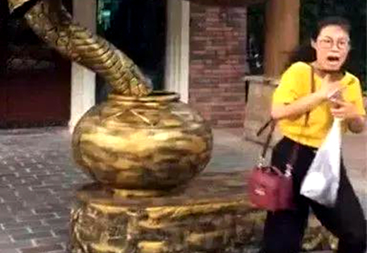 女子景区与雕像合照,抬头那一刻不淡定了,网友:回眸误终生!