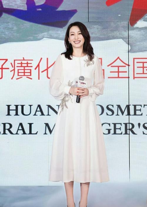 40岁秦海璐装嫩太用力，白色蛋糕裙穿出58岁老粗腿，网友：真尴尬