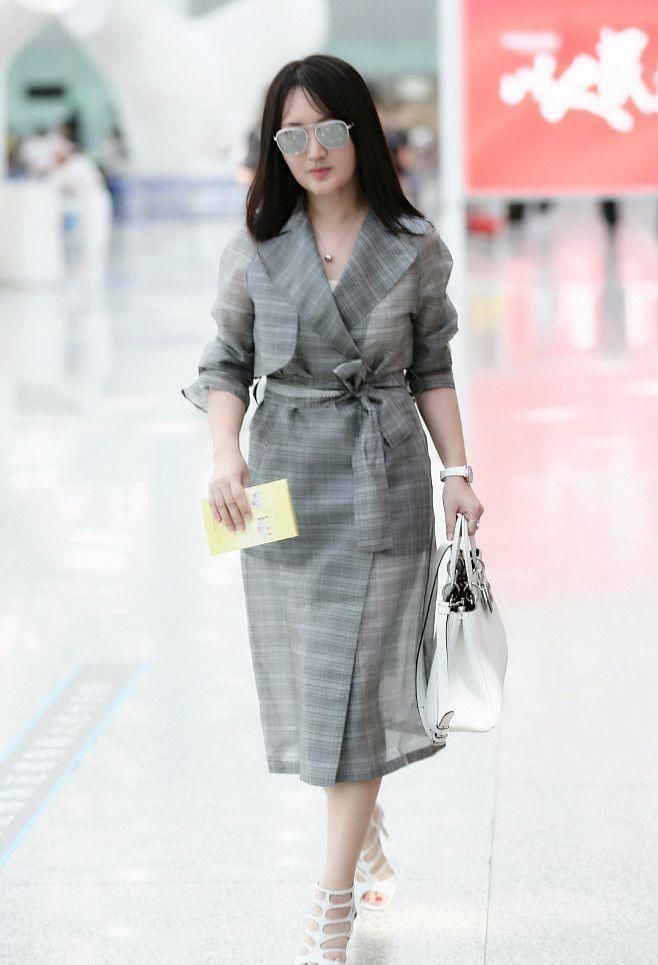 现实版的谁短谁尴尬，杨钰莹穿风衣裙长过膝，何穗却穿成了短裙!