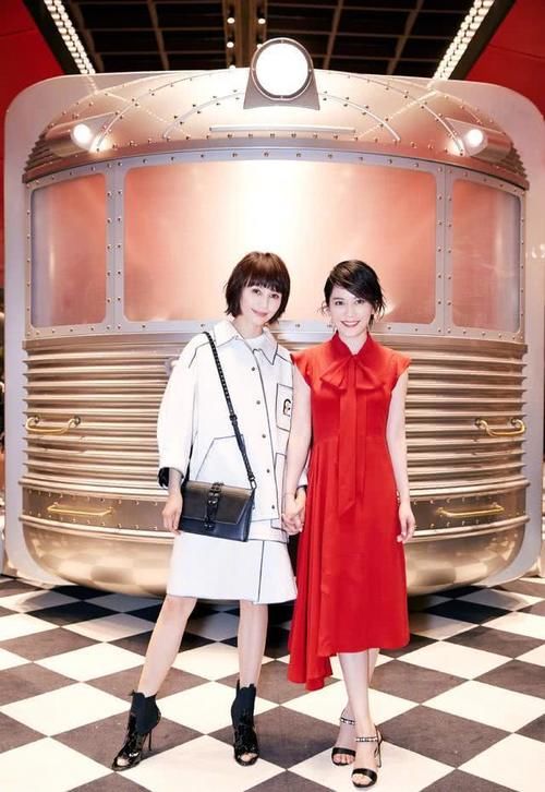  大方@30-40岁女人要学会大方减龄，春天这样穿，摆脱“油腻大妈”形象