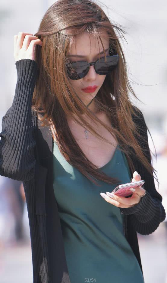 韩国女神深绿色宽松连体裙大显玲珑有致，全身散发十足的女神味