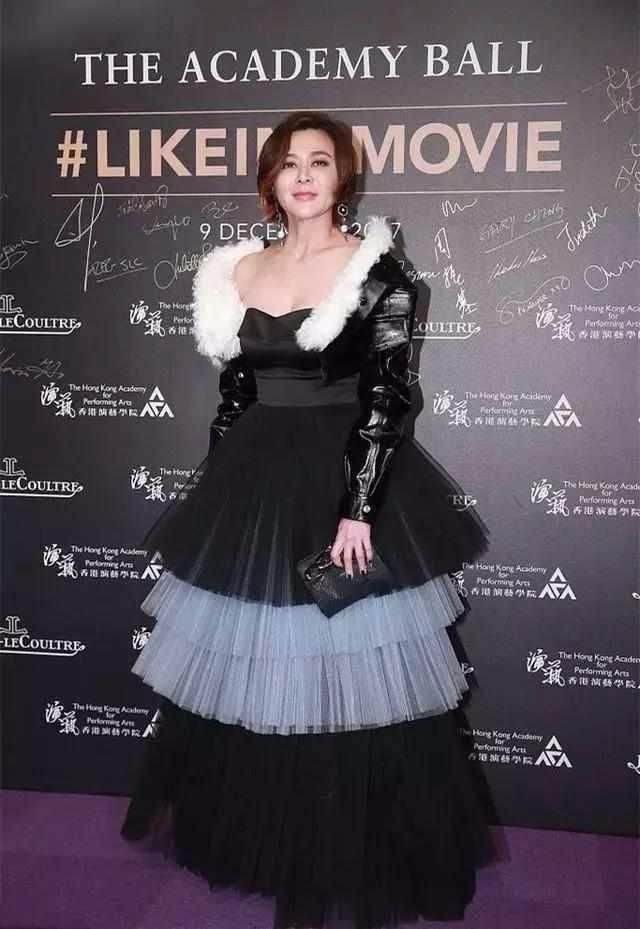 穿个深V裙算什么，关之琳裙口的图案那才叫惊艳！