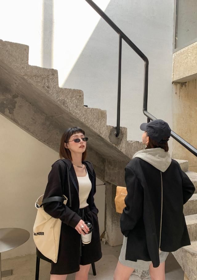  [腿部线条]除了“下衣失踪”，卫衣的穿法太多了，你确定不来一件卫衣吗