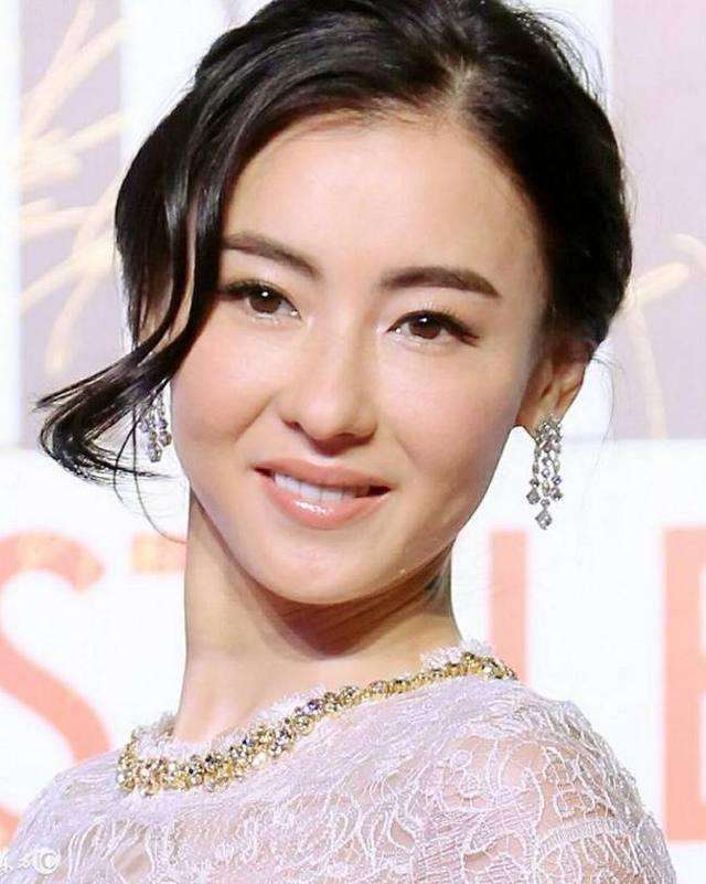 张柏芝下月巴黎结婚惊动了半个娱乐圈, 谢霆锋只回复了7个字