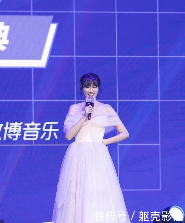 最合适■李艾不像生过娃的样!齐刘海清纯可人,当妈后气质更甜美了