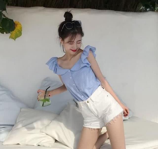  衬衣：衬衣这样的搭配，无论是做内搭还是单穿，都可以穿出时髦感！