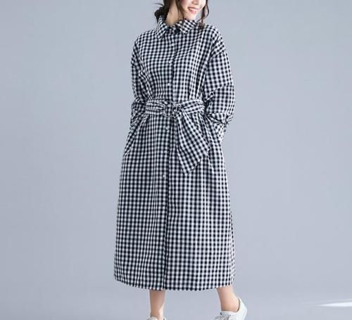 『气质』不得不说，今年流行的中长款风衣，修身显气质，70女人穿特时髦