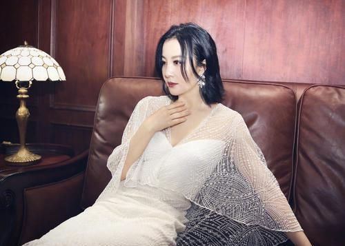  #连体#陶红真敢穿，性感的红唇搭配上率性飒气的连体裤，真是太惊艳了！