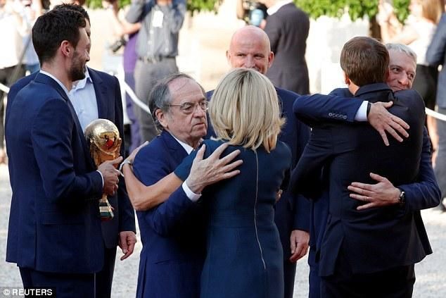 65岁布丽吉特欢迎凯旋的球星，她穿着蓝色短袖连衣裙，简约别致！