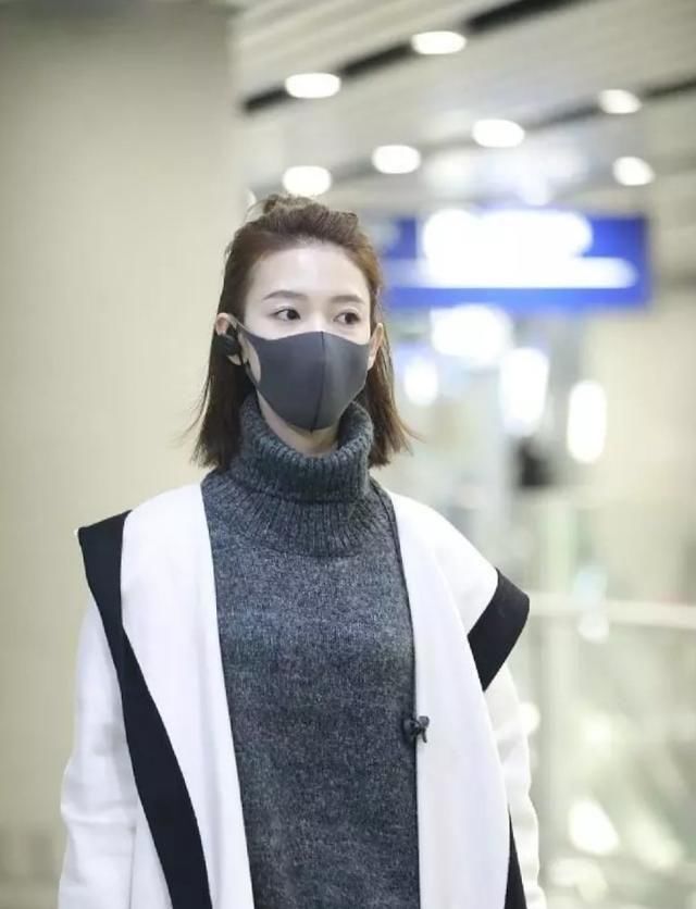  『看起来』陈瑶扎丸子头清新减龄，黑白灰服饰简约时尚，眼眸灵动