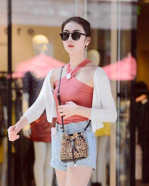  [有型]街拍：美女身材苗条有型，俏丽容颜，气质特别好
