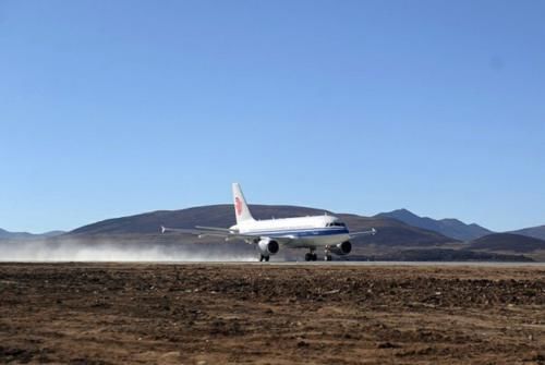 实拍全世界海拔最高的机场,票价高到天,坐飞机离不开氧气瓶!