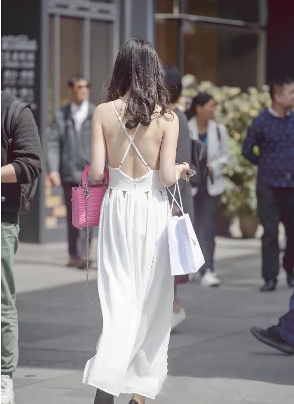  「结节」女神潮范儿美搭！时尚街拍：小结节白色露背连衣裙出街，“白”出新高度！