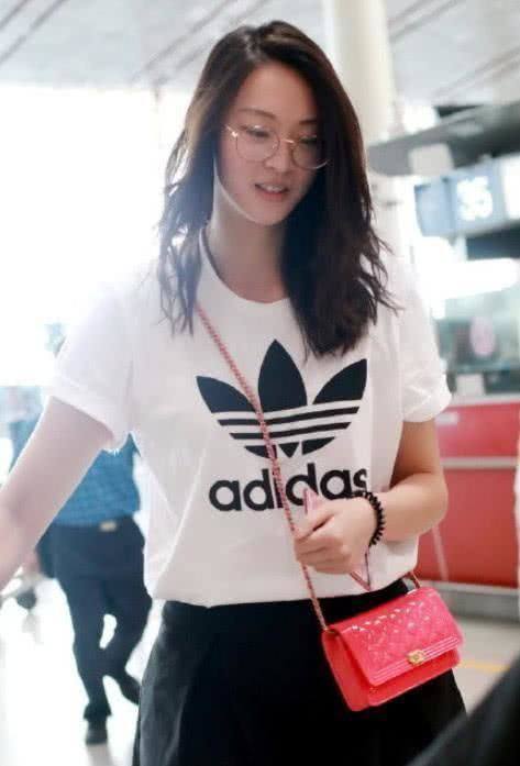 绝对是女神！当惠若琪穿上尖头高跟鞋，美腿显得更加修长了！