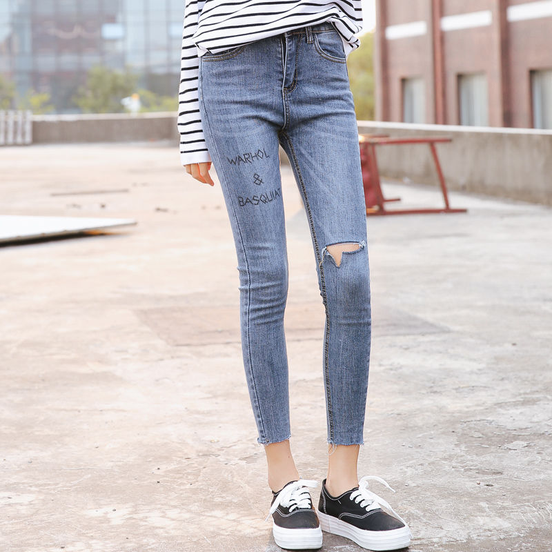 过时的裙子、短裤都别穿了，入秋后流行这几款牛仔裤，修身显瘦