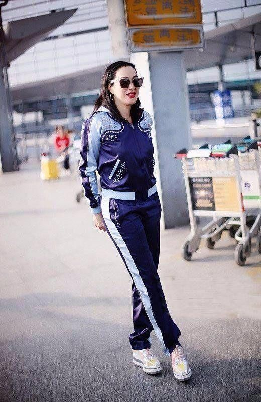 满面油光，身材臃肿！钟丽缇没收拾好就出席活动，粉都没抹匀！