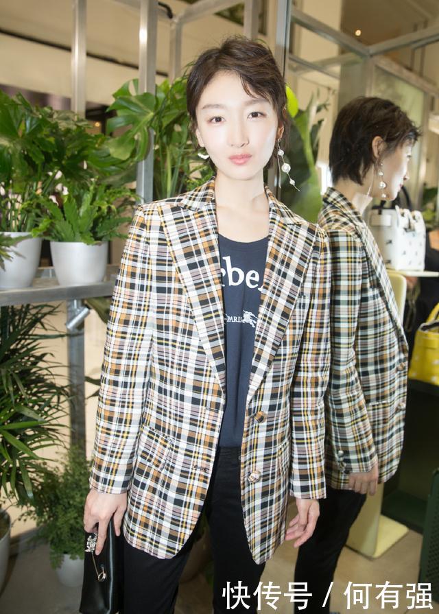 周冬雨尴尬了！身着粉色深V长裙暴露娇小身材，网友：胸去哪儿？