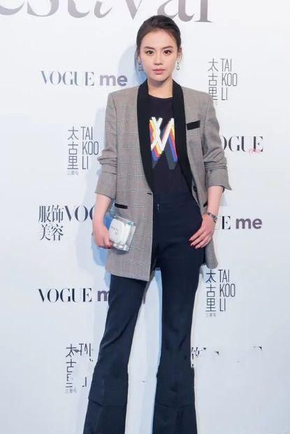  『女人』有气质的女人都不穿阔腿裤了，今年流行钟摆裤，时髦有气质