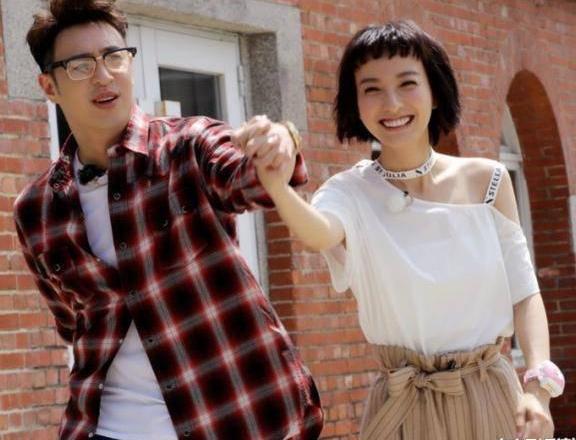 女明星粉底论斤涂？潘玮柏亲吴昕一口嘴唇发白，太尴尬