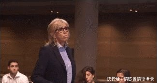 65岁法国第一夫人迎接球员，被总统护在怀中，一双美腿太吸睛！