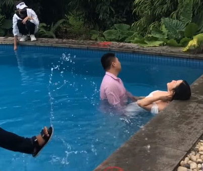  『婚纱照』奇闻：新娘摆怪异姿势拍照，旁边有只脚不老实，成片后发现大问题