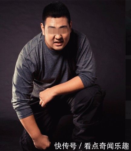 快递员撞死只鸡,村民说鸡生蛋蛋生鸡赔一千,他