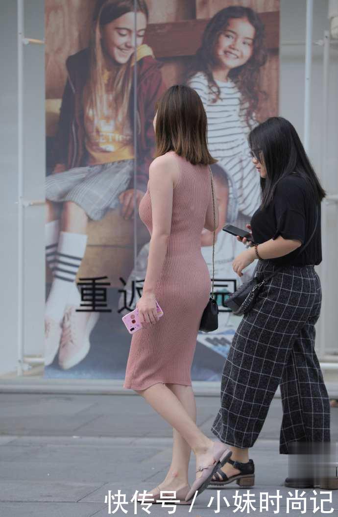  『美女』街拍：美女连衣裙看着简单, 其实充满“内涵”啊!