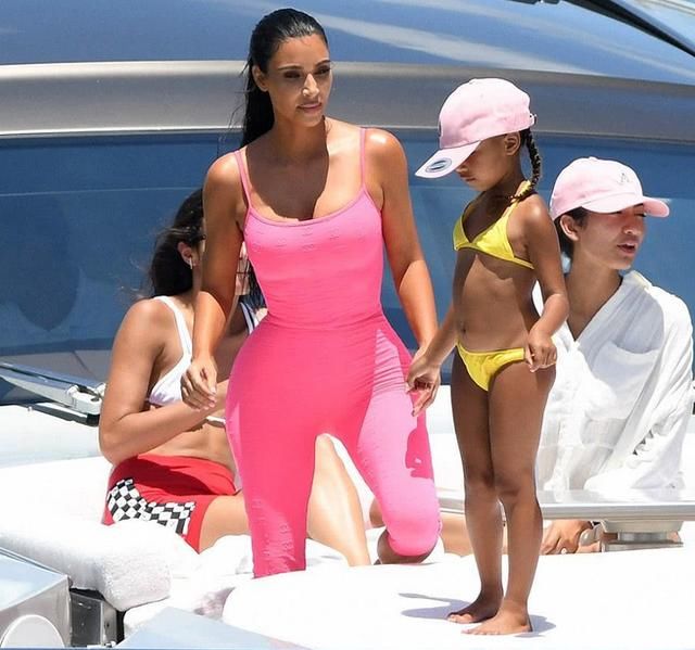 金卡戴珊在迈阿密度假，“蛇皮”套装引人注目，女儿喜欢中国风