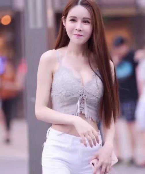 街拍：白皙时尚穿着个性的小姐姐，散发着成熟女人的魅力！
