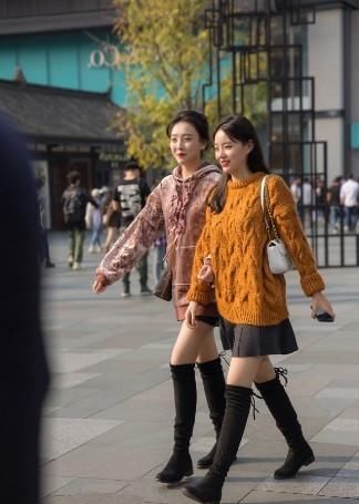 『女人』路人街拍,小姐姐黑色长款外套搭黑色牛仔短裤,非常显女人气质