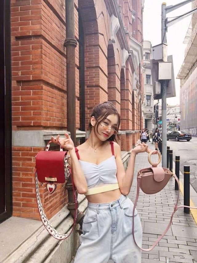 25岁黄一琳为了显身材真敢穿，亮片紧身裙真显s型