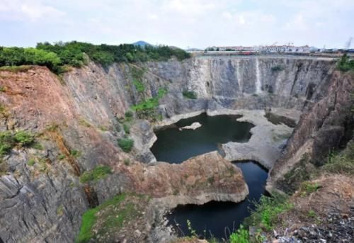 日本在这挖出百米深坑，中国耗资二十亿建造成五星酒店，惊艳世界