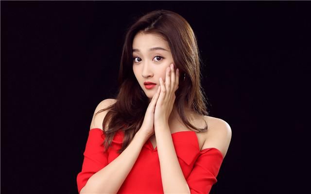 关晓彤的衣服拉上就是裙子拉开就是裤子，说她土的都被打脸了