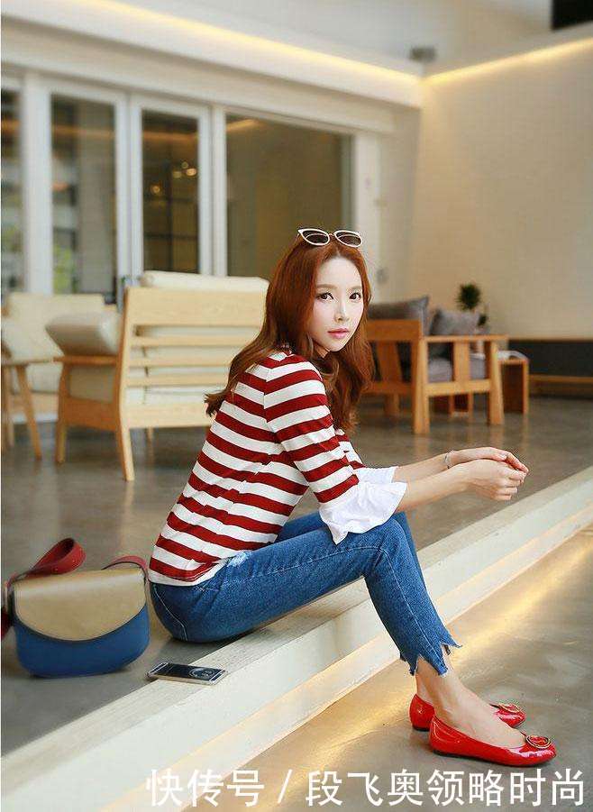 身材不的好妹子,穿搭紧身裤,也是俏皮可人!