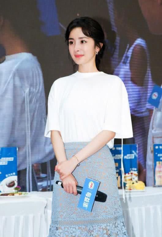 杨幂这身装扮让人大开眼界,可一根线头暴露了裙子的价格!