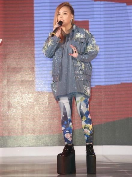 女星的高跟鞋一个比一个夸张，她脚趾都在使力却还是输给了杨幂