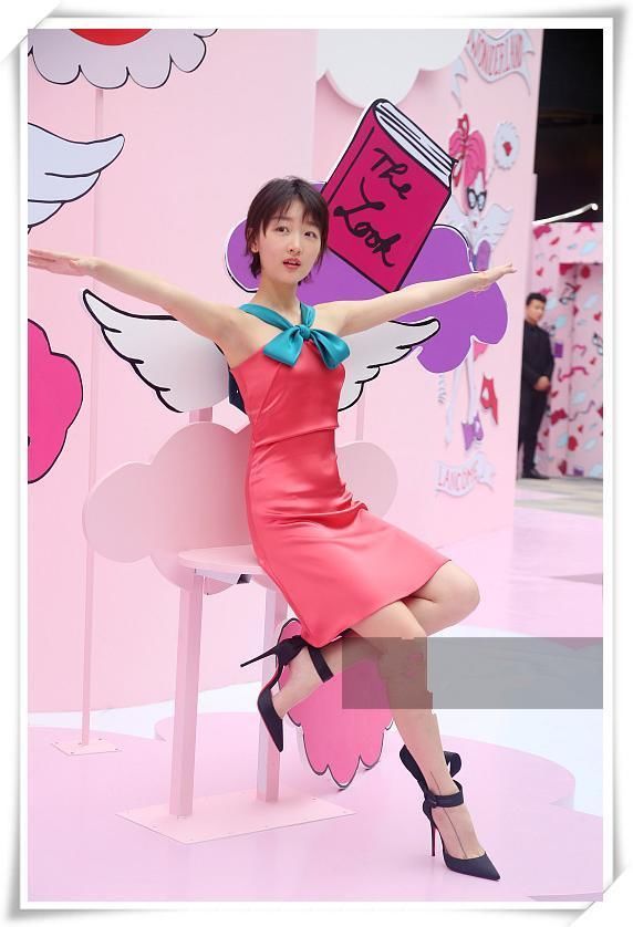 看了佟丽娅吊带裙，再看看周冬雨，才知道女人真不是胸越大越好看