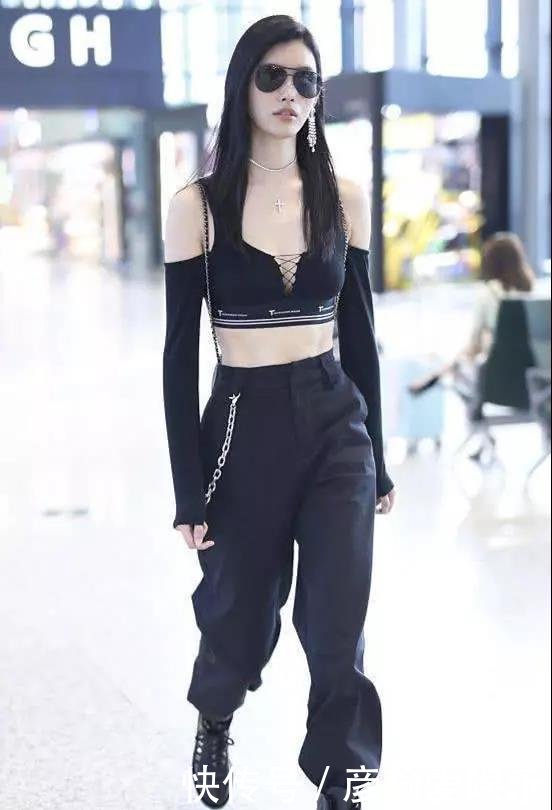 奚梦瑶上身只顶两块布出门，把机场当做了T台，网友：胆子太大了