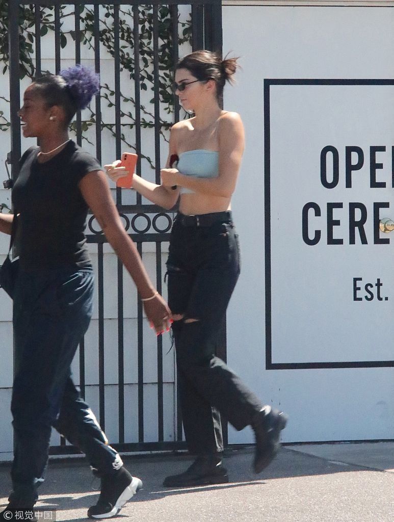 肯达尔詹娜与闺蜜外出扫货仅穿抹胸 香肩和大长腿齐飞惹人注目