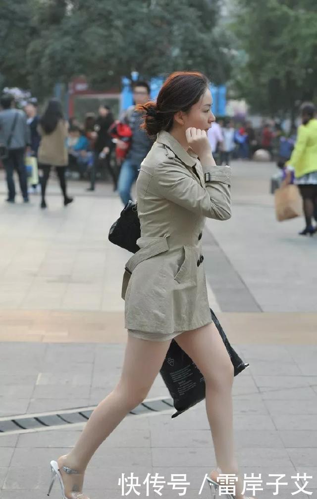 『搭配着』美女淡紫色网纱连衣裙搭配着一双黑色的尖头高跟鞋,气质又优雅